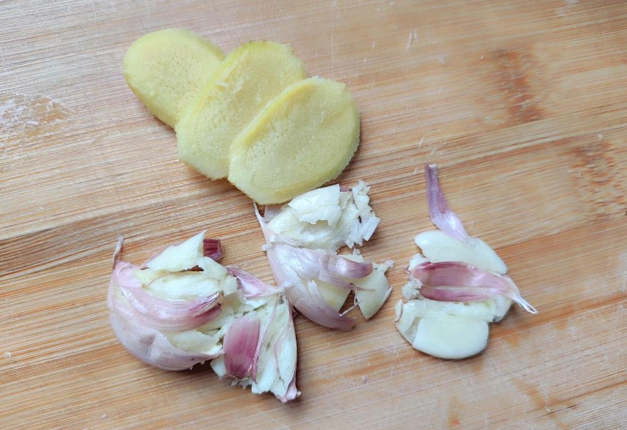 Chop 5g of garlic and ginger for later use.