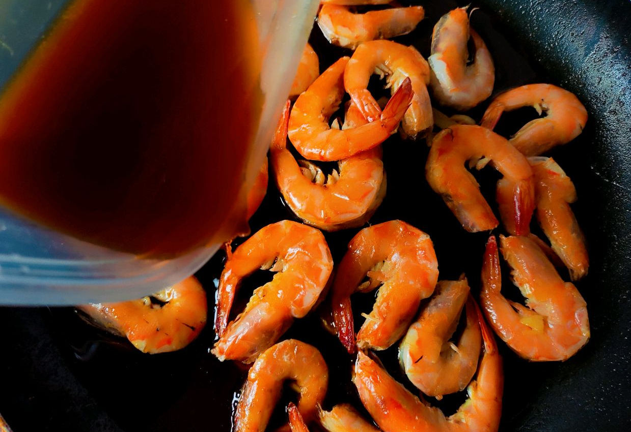 Simmer prepared sauce in pan for 5 minutes after boiling.