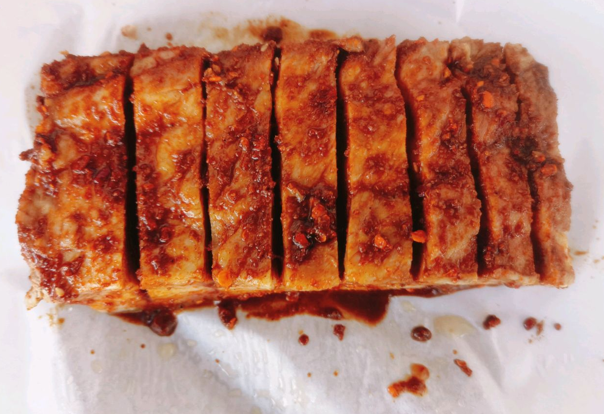 Soak pork belly in white vinegar, then spread sauce evenly on each piece.