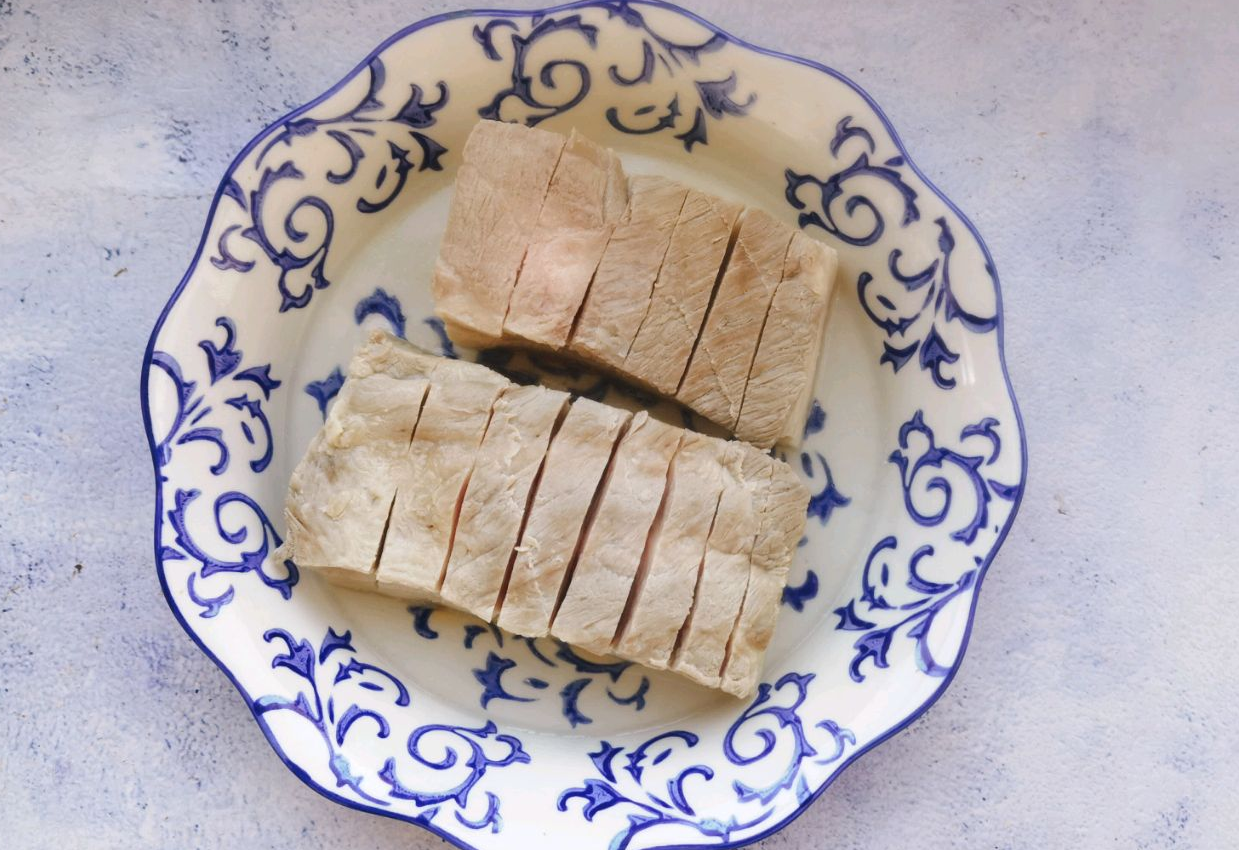 Soak cut pork belly in 5ml white vinegar for 10 minutes covering the skin.