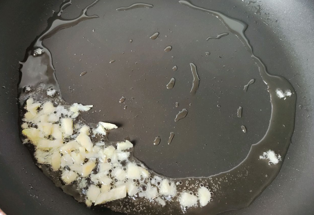 Sauté chopped garlic in 30g of peanut oil until fragrant in pan.