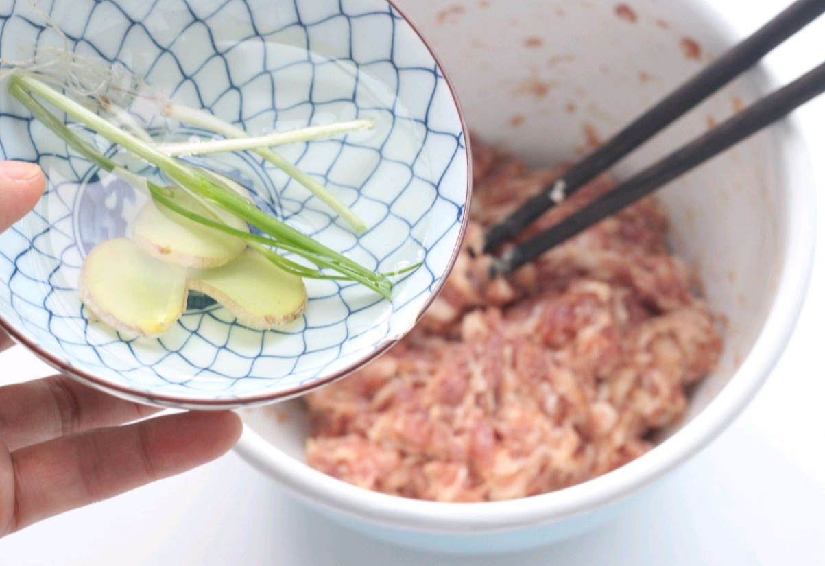 Gradually add ginger and scallion water while stirring for elastic filling.