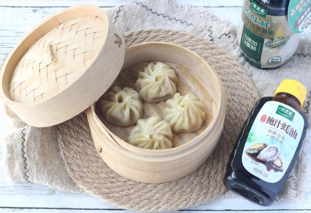 Enjoy soup dumplings directly after steaming; dip in soy sauce or pair with milk.