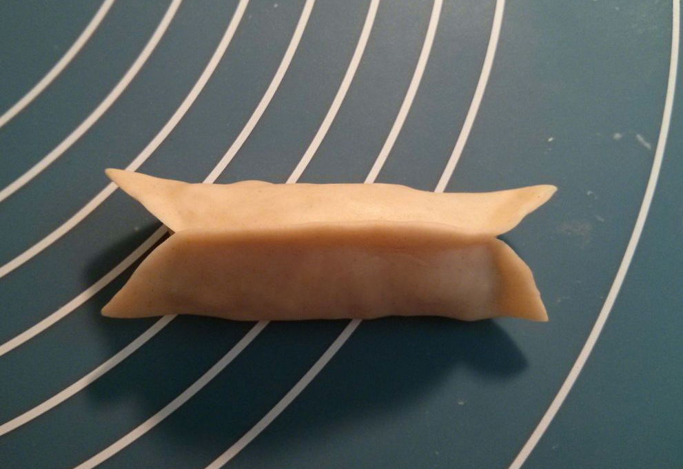 Guide to wrapping potstickers; store extra wraps in the freezer for freshness.