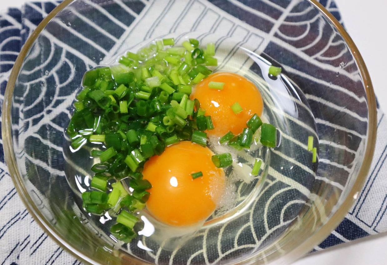 Mix 2 eggs with chopped scallions and salt in a bowl.