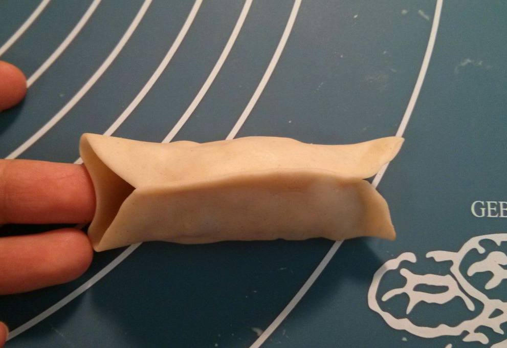 Instructions to pinch edges of a wrapper towards the center to seal it.