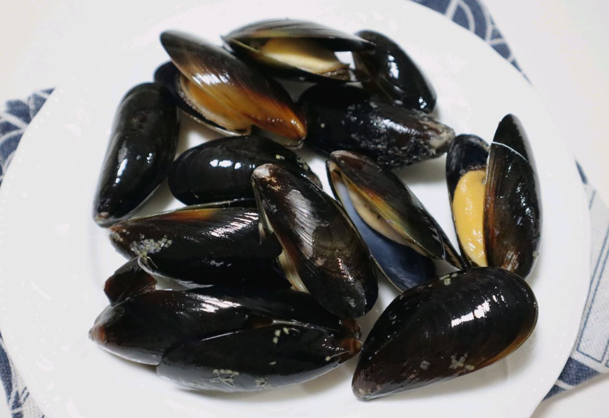 Instructions for preparing mussels and sauce with ingredients listed.