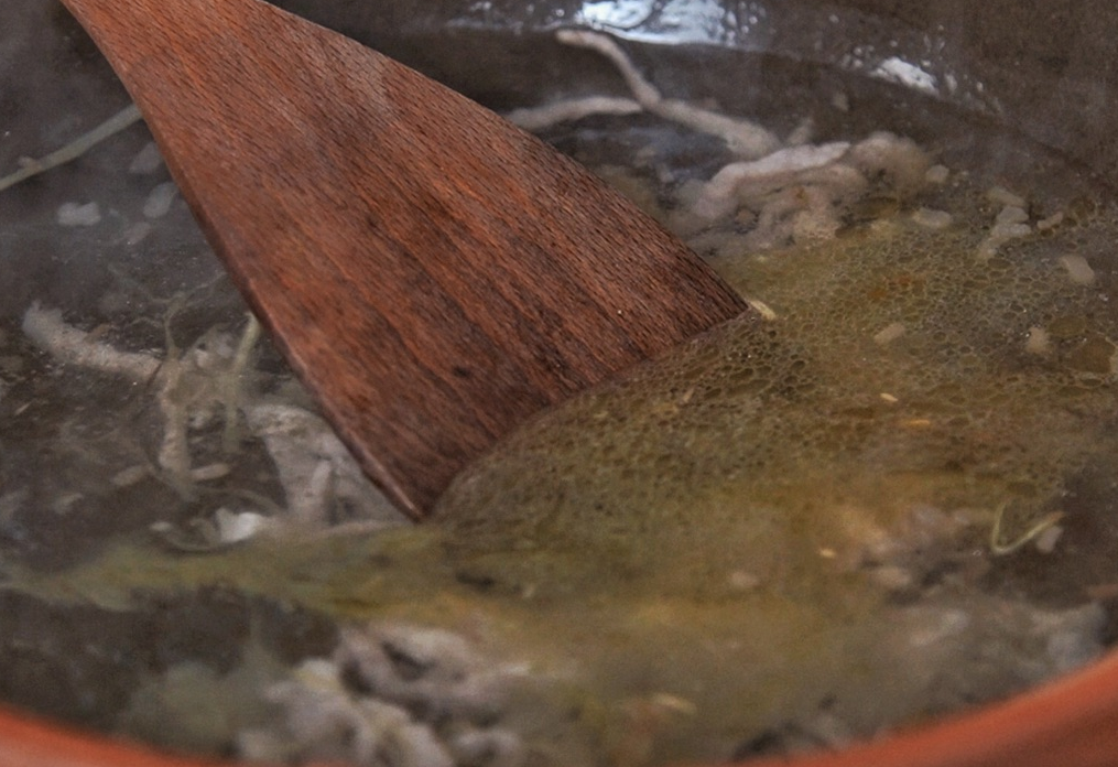 Add 1000ml water to the pan with stir-fried ingredients.