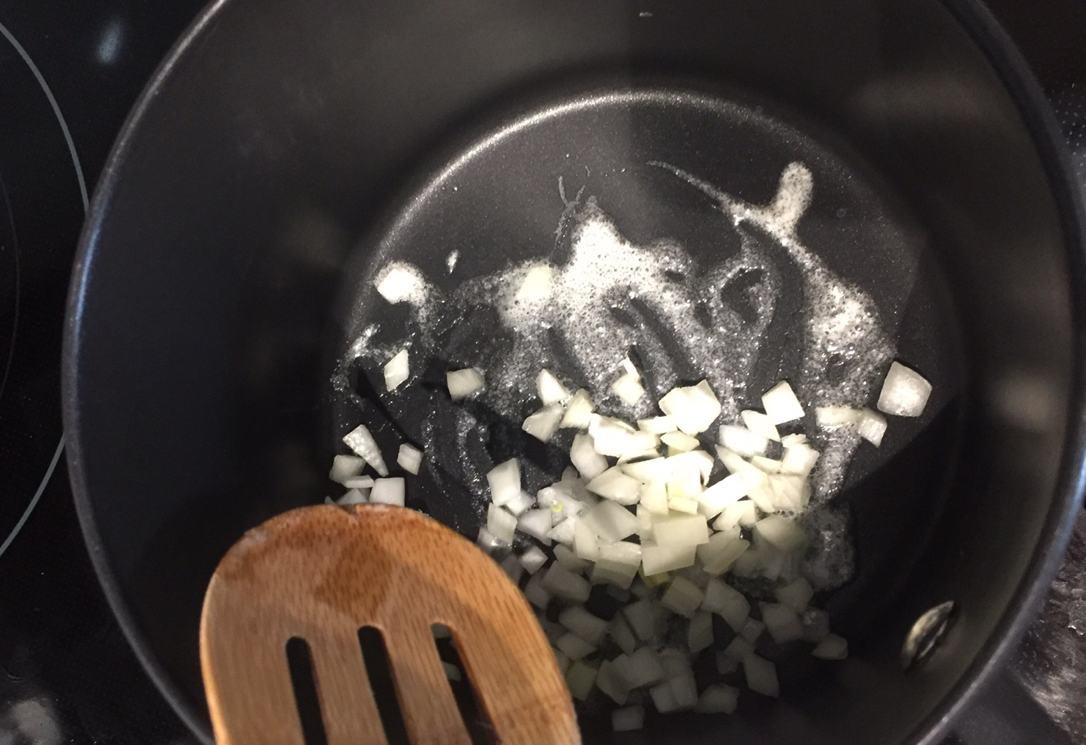 Add 5g minced onion to pot, sauté for 2 minutes until fragrant.