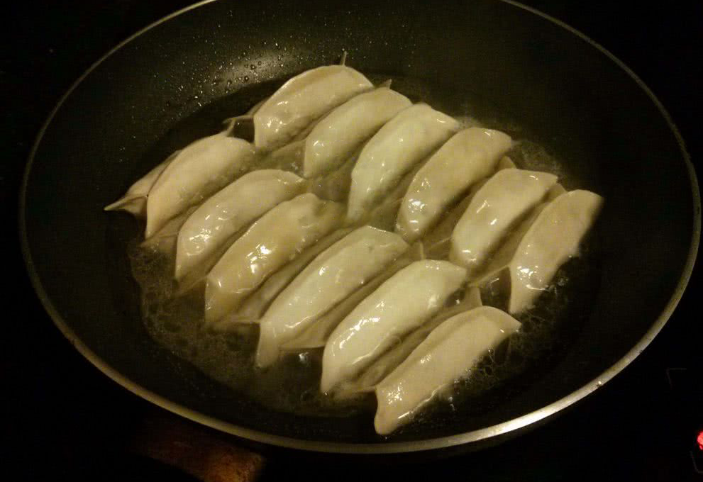 Cook potstickers in water, simmer for 10 mins, then evaporate water for crispy finish.