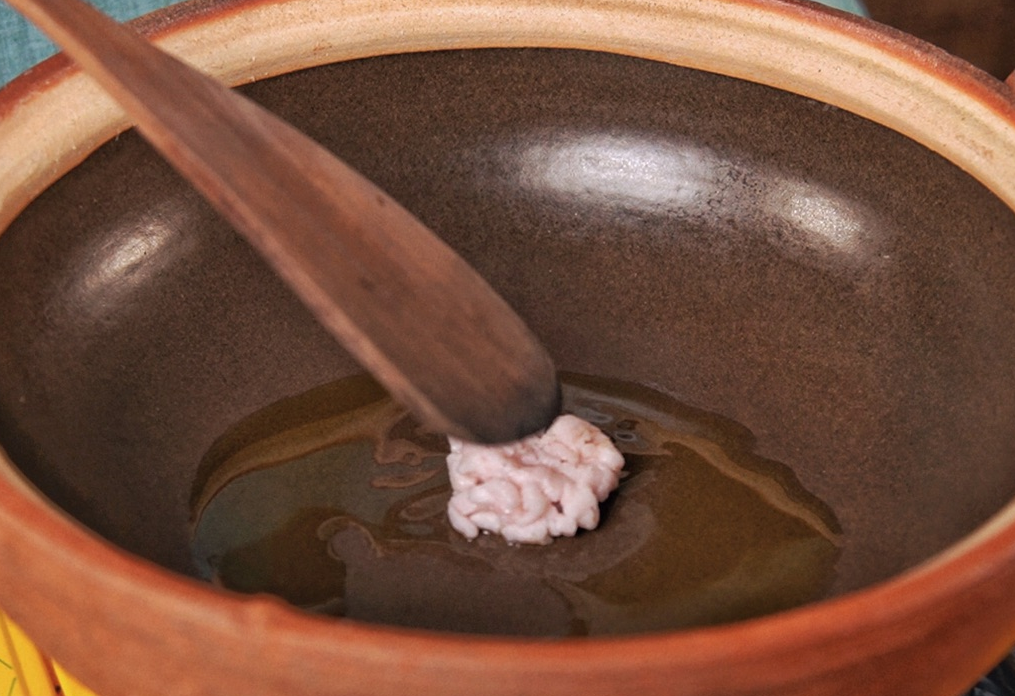 Heat cooking oil, add diced fatty pork and stir-fry in pot.