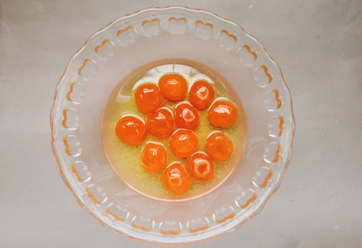 Preserve salted egg yolks by soaking in oil overnight.