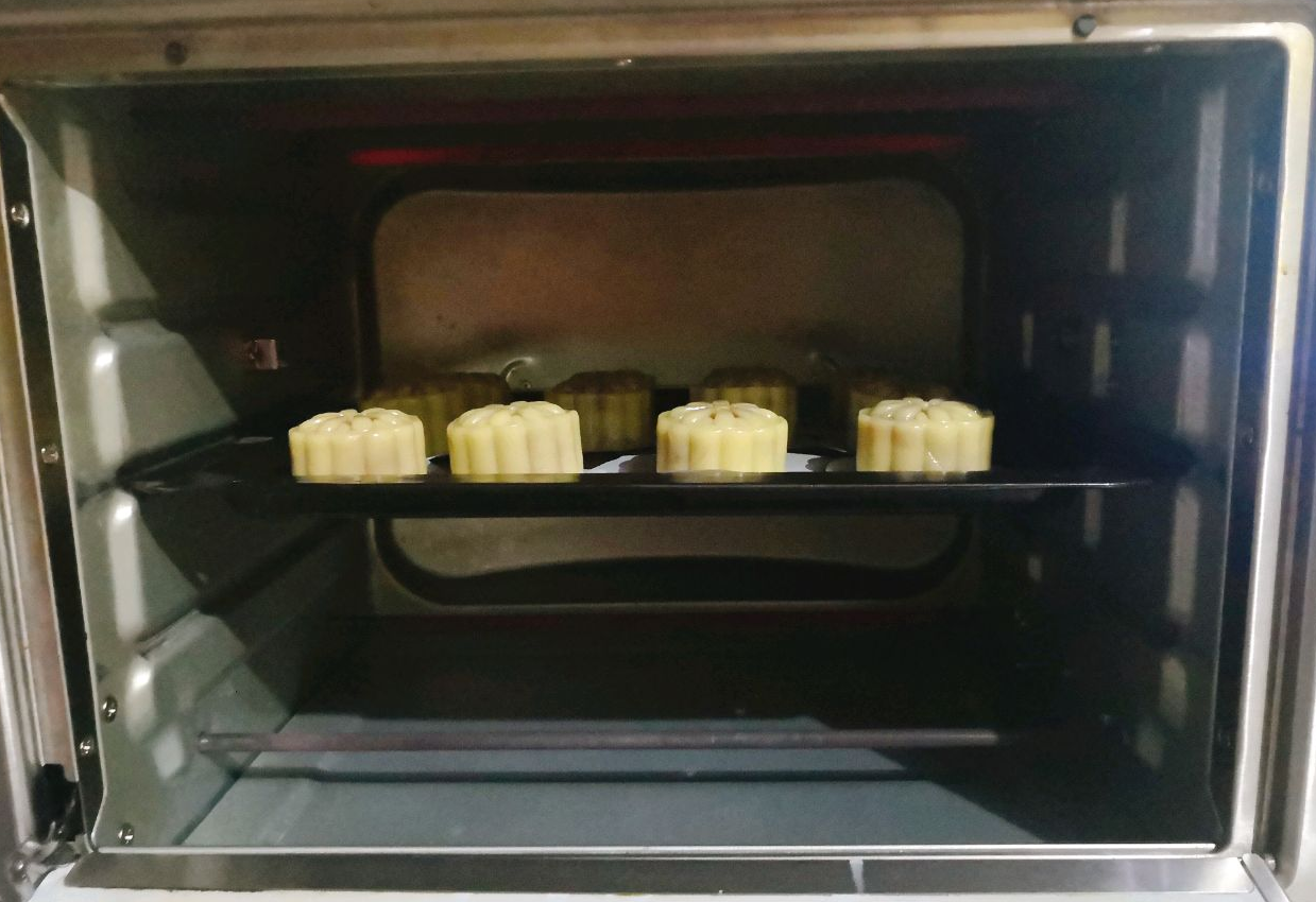 Preheat oven to 165°C, spray mooncakes with water, bake for 30 minutes.