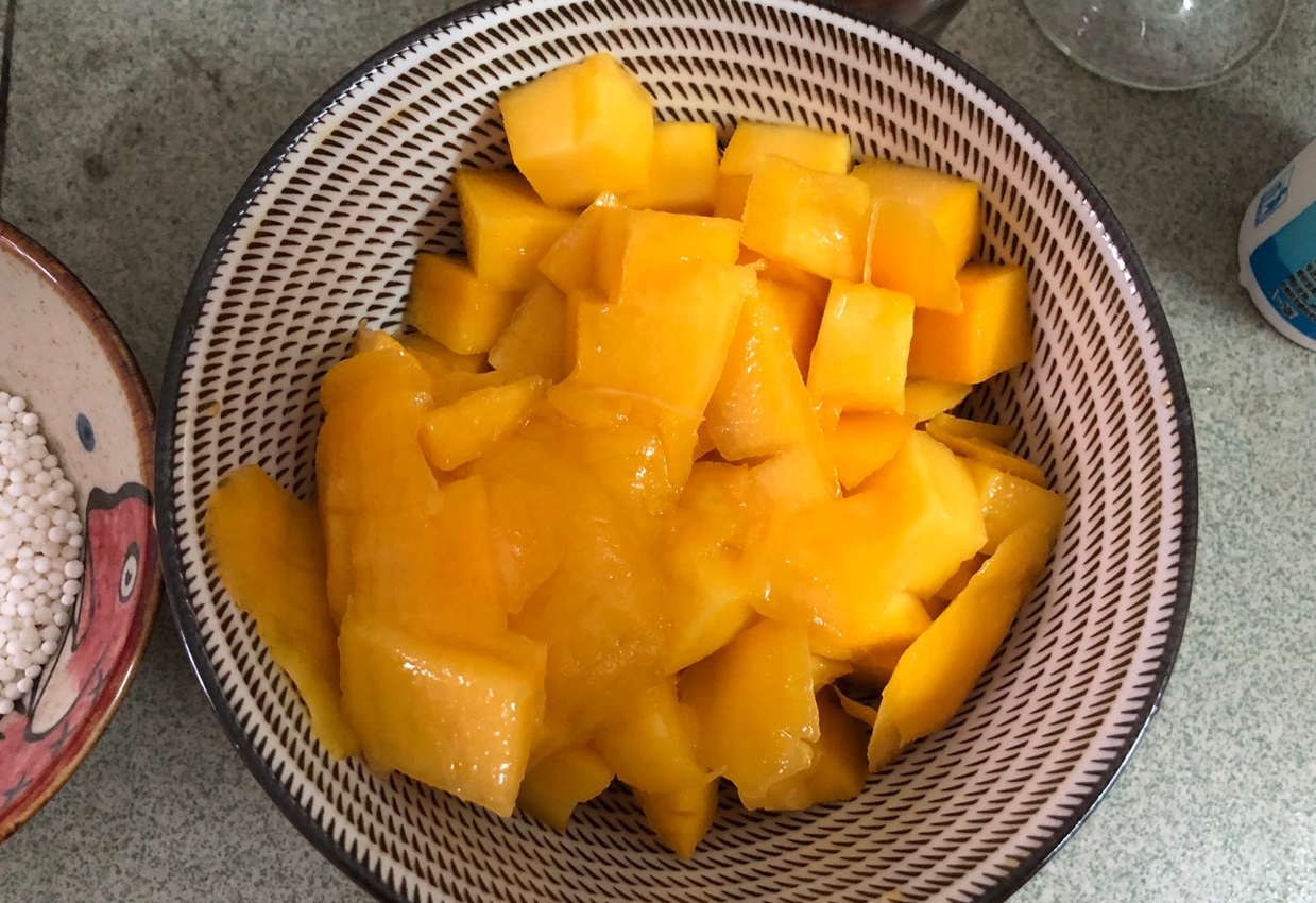 Prepare 600g mango by washing and cutting into small pieces.