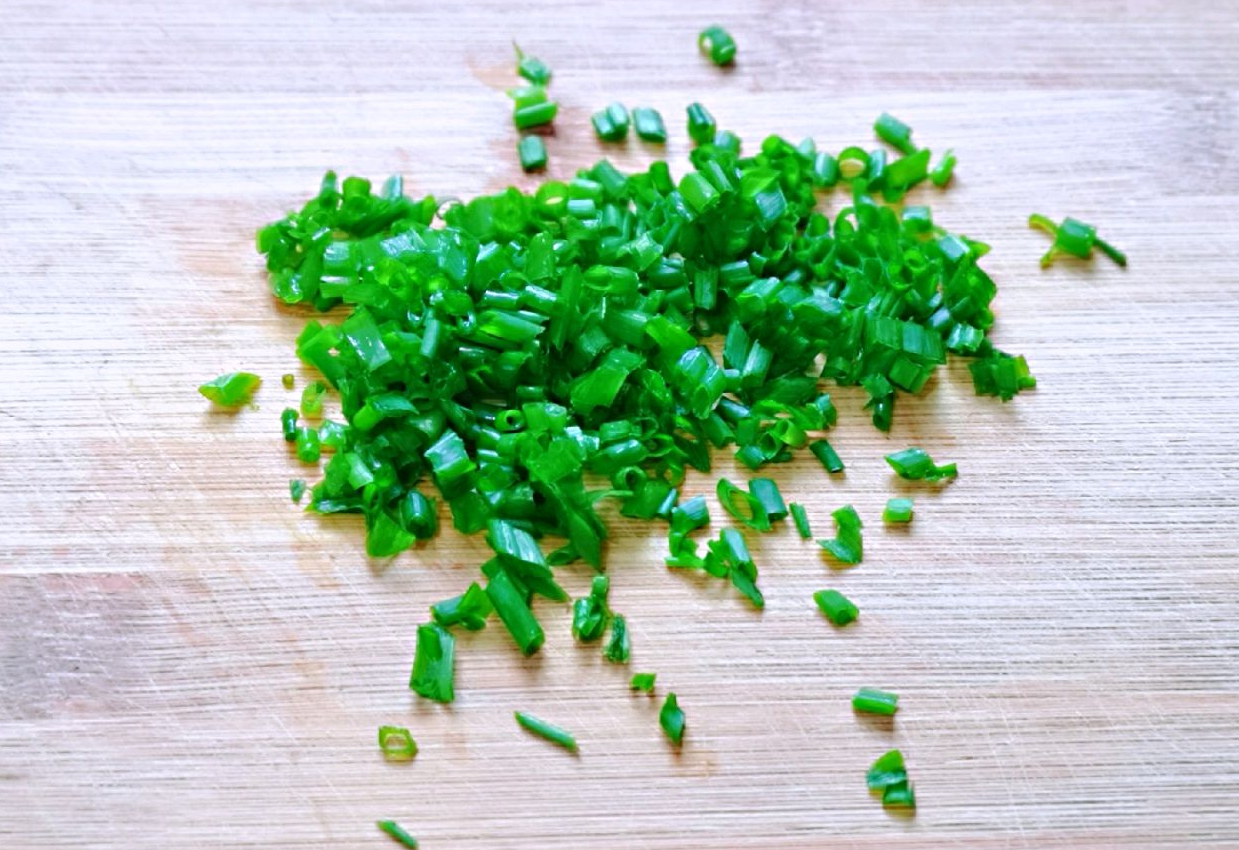 Chop 5g of scallions for later use.