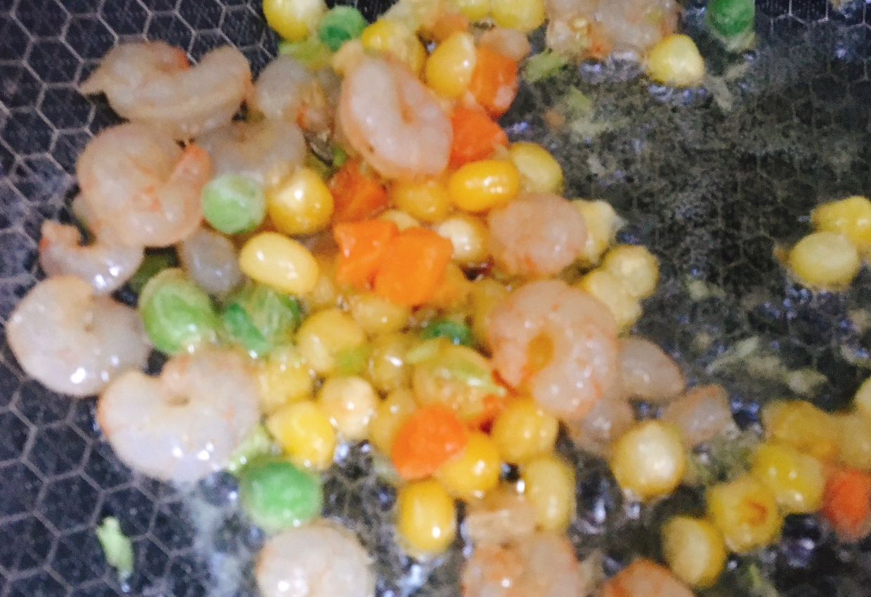 Wash shrimp, marinate with ginger powder, stir-fry.