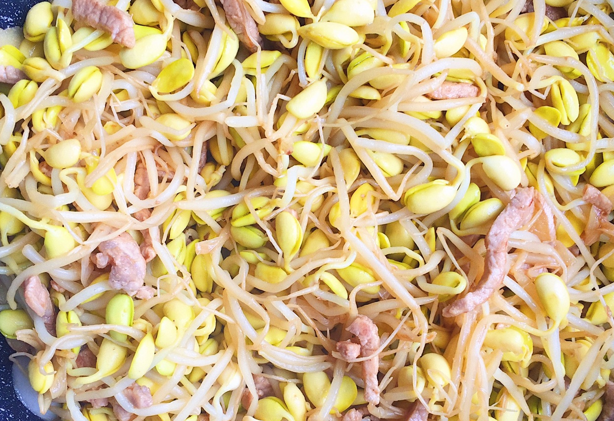 Stir-fry mung bean sprouts with soy sauce and cooking wine, simmer to lock in flavors.