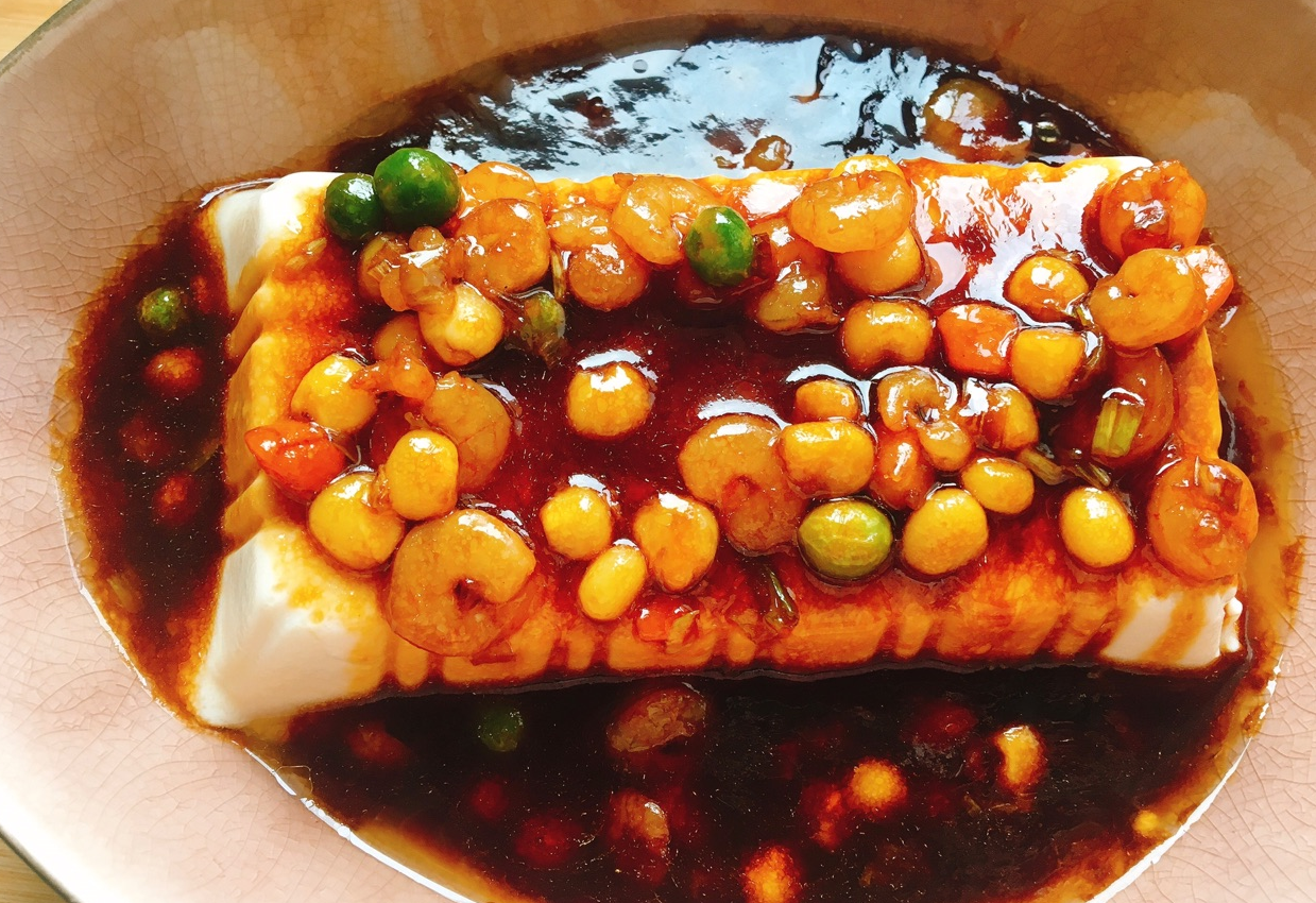 Cooked sauce poured over steamed tofu.