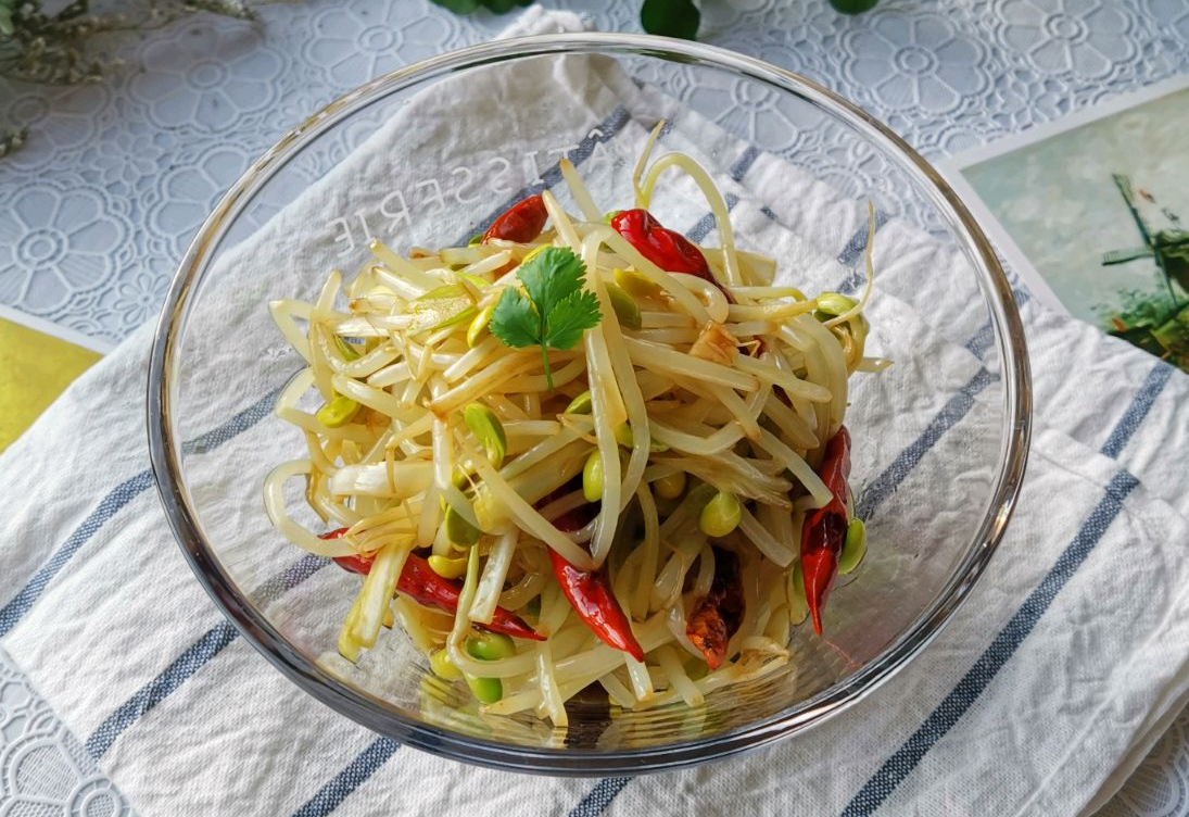 Add 2g chopped cilantro for garnish to complete Cold Bean Sprout Salad.