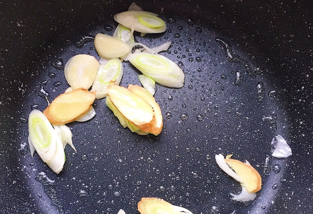 Heat oil, add green onions, ginger, garlic, stir-fry until fragrant.