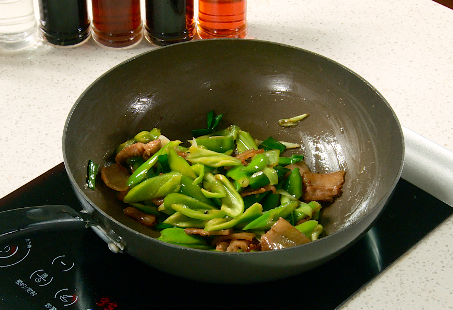 Combine cooked pork belly with bell pepper and garlic leaf. Mix well to combine ingredients.