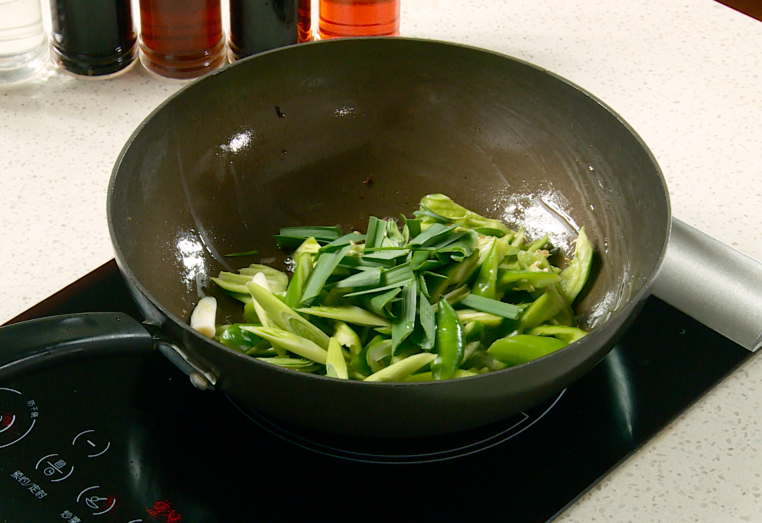 Stir-fry green bell pepper and garlic leaf in oil for 2-3 minutes.