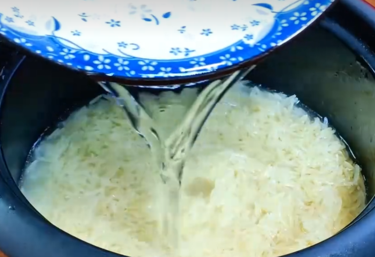 Add 300g purified water, using a 1:1 rice-to-water ratio for distinct, separate grains.