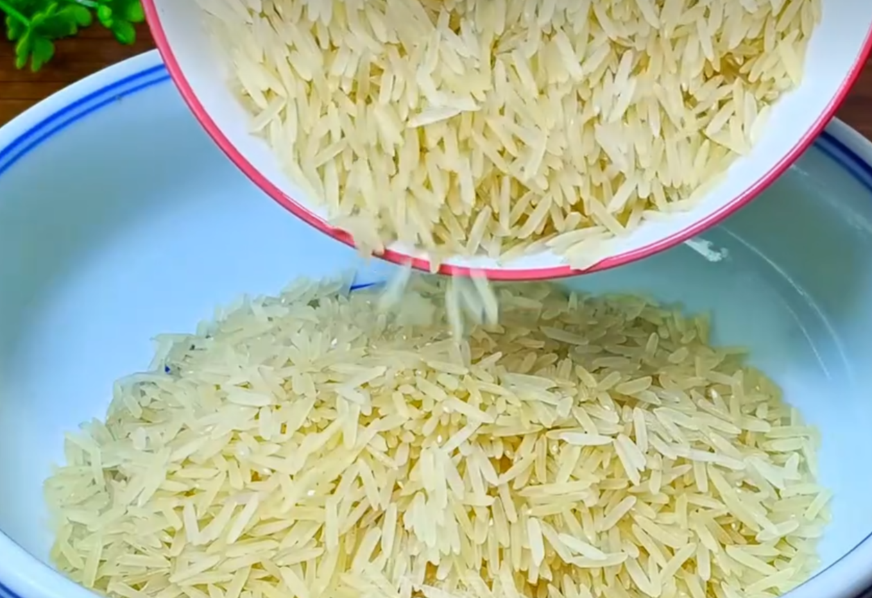 Prepare 300g of jasmine rice in a large bowl.