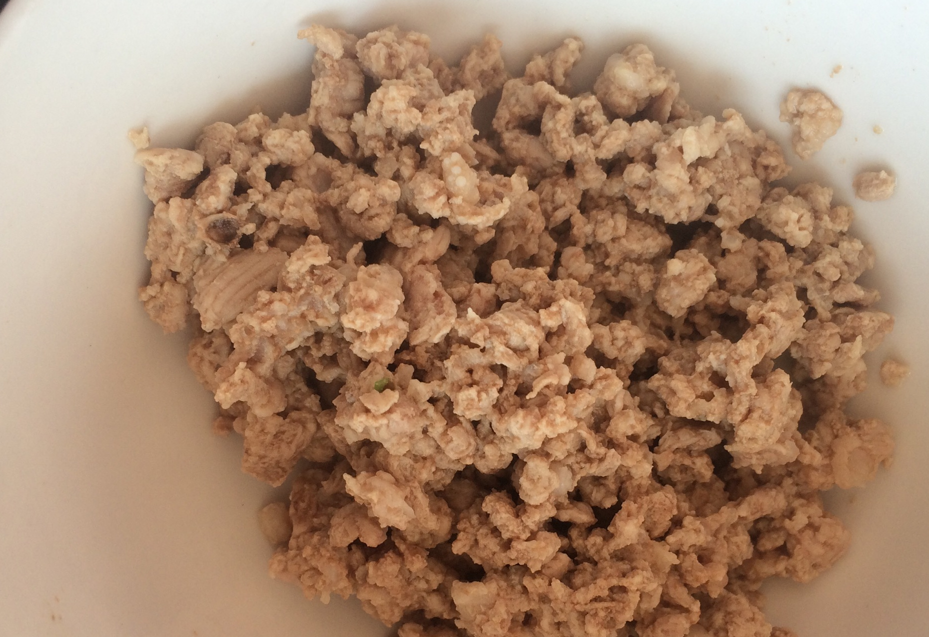 Blanch minced meat in cold water, remove foam when boiling, set aside.