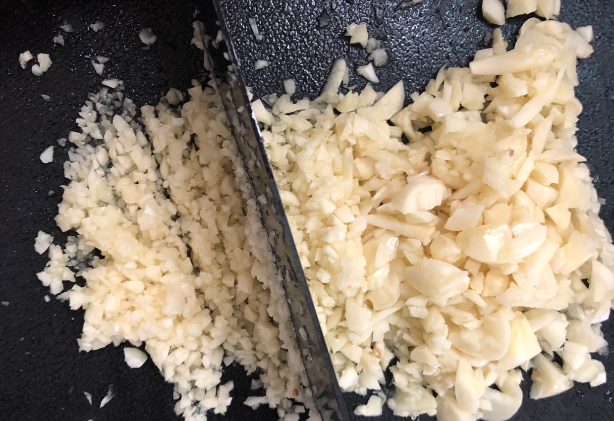 Chop 400g of garlic into small pieces.