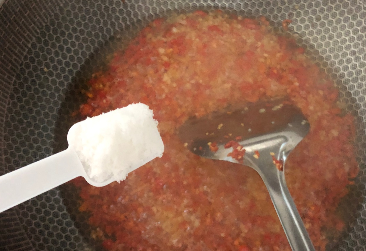 Add salt when aromatic garlic and chilies are mixed.