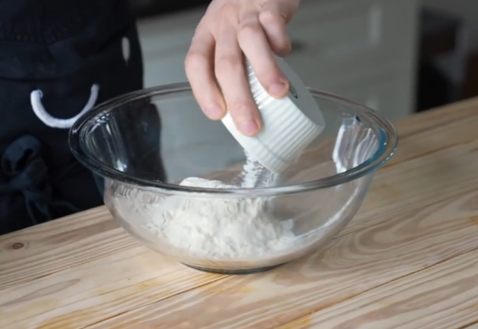 Mix 125g gluten flour, 20g sweet potato starch, and 4g sea salt in a bowl.