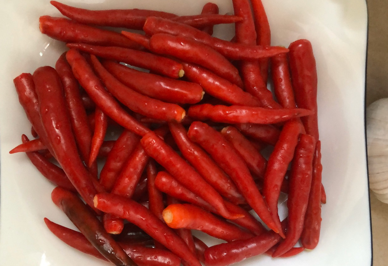 Wash and dry 400g of bird's eye chilies for cooking.