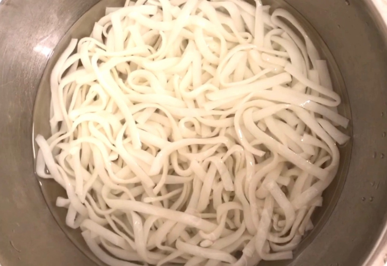 Rinse cooked rice noodles with cold water to prevent sticking.