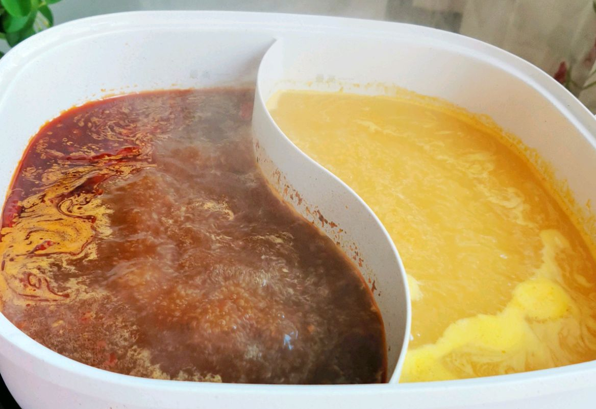 Prepare hot pot base: Mix 70g golden soup and 70g spicy butter base in Yuanyang hot pot, add water and bring to boil.