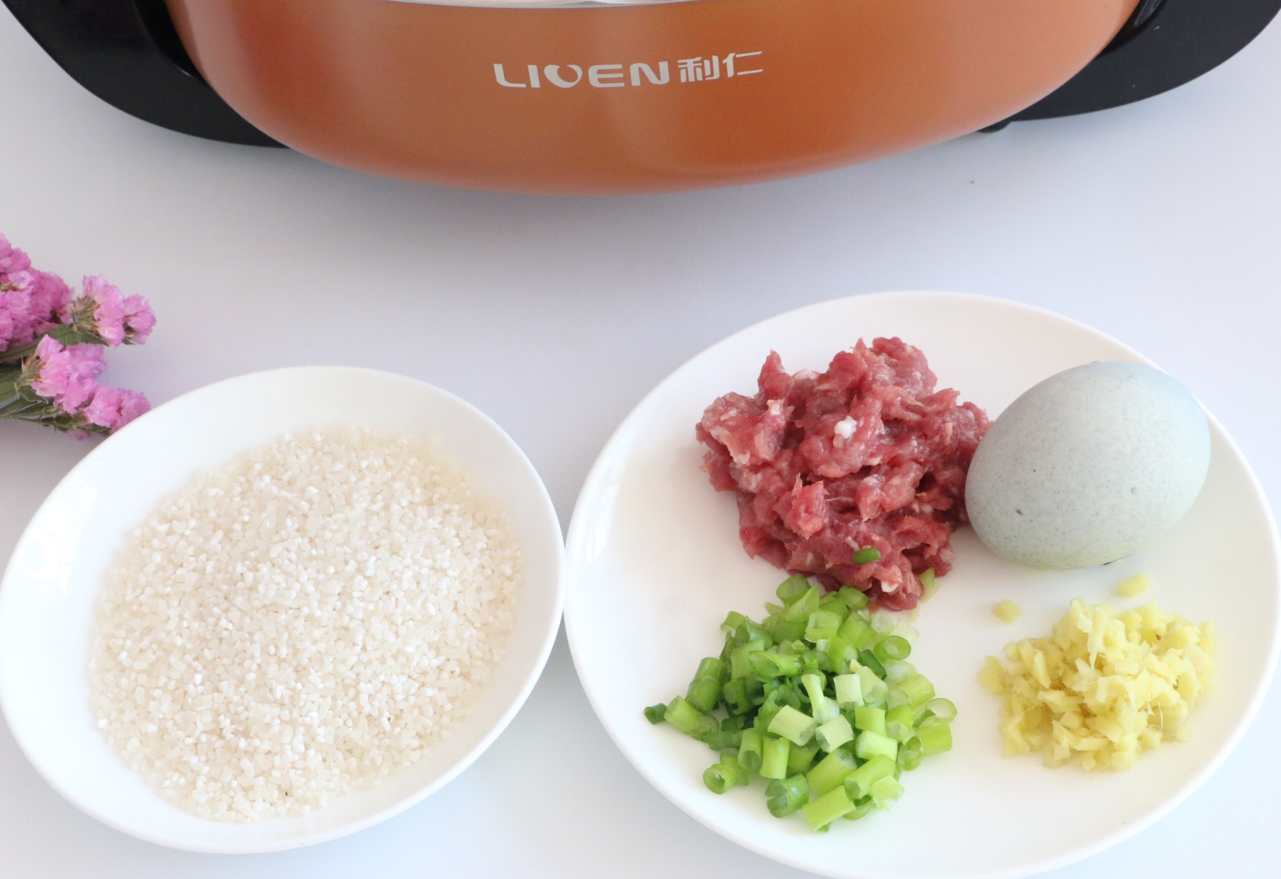 Wash ingredients; chop lean pork, green onion, ginger for recipe.