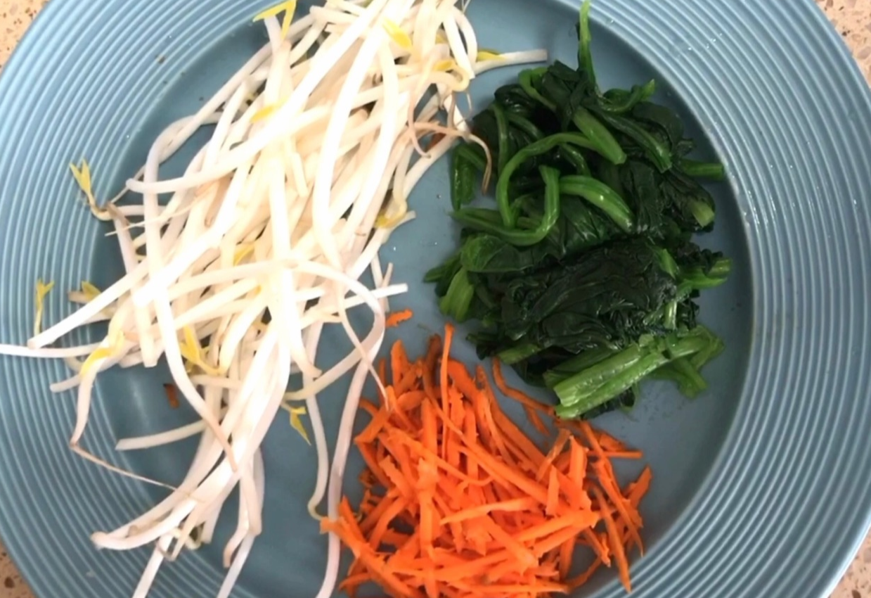 Prepare 50g carrot strips, 50g mung bean sprouts, and 150g chopped spinach for later use.