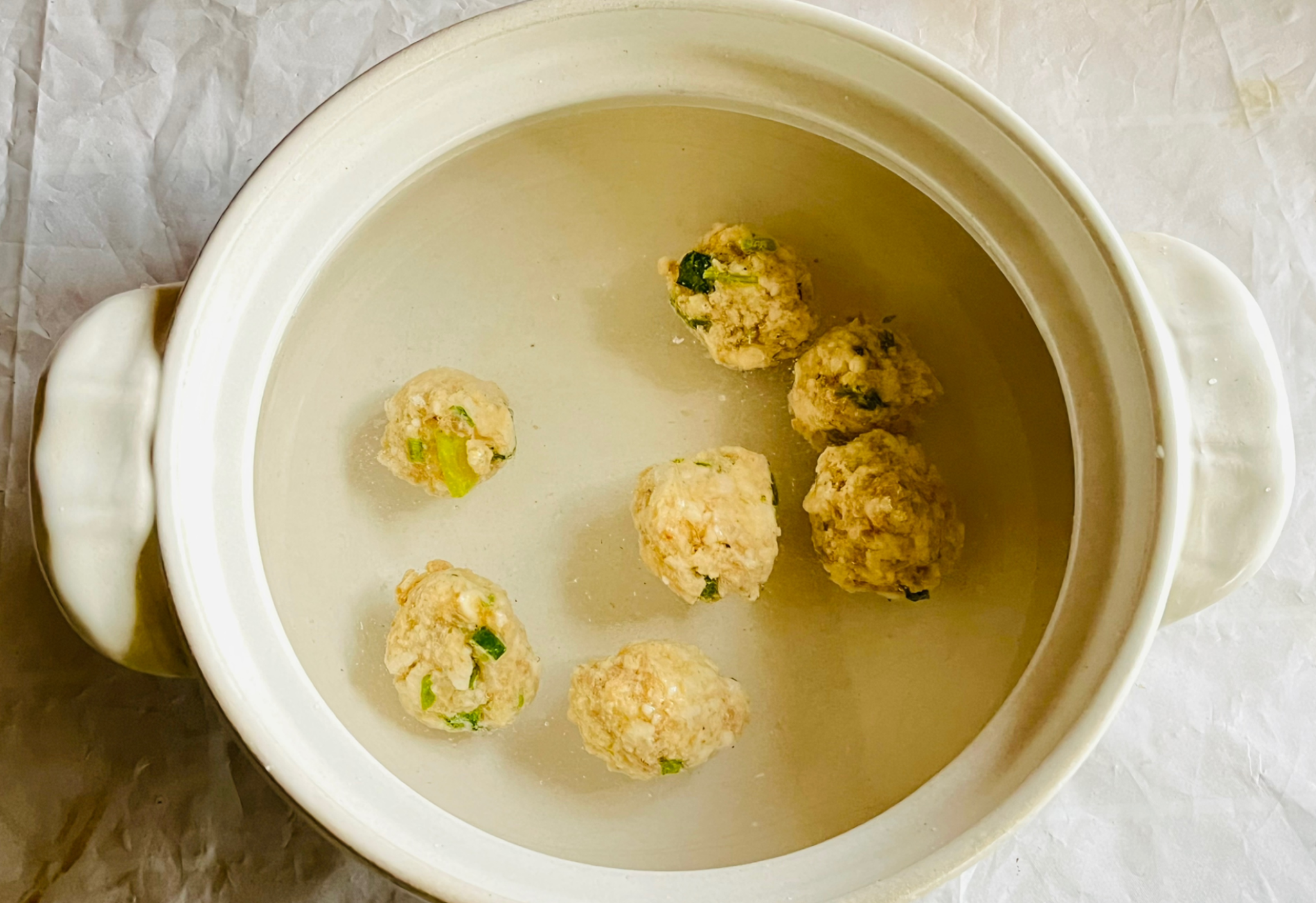 Cook pork meatballs in 1 liter of water in a pot.