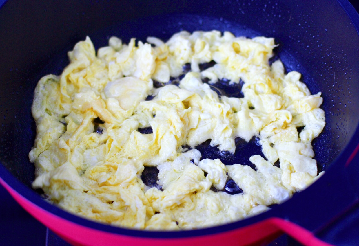 Cook eggs in oil, then set aside once done.