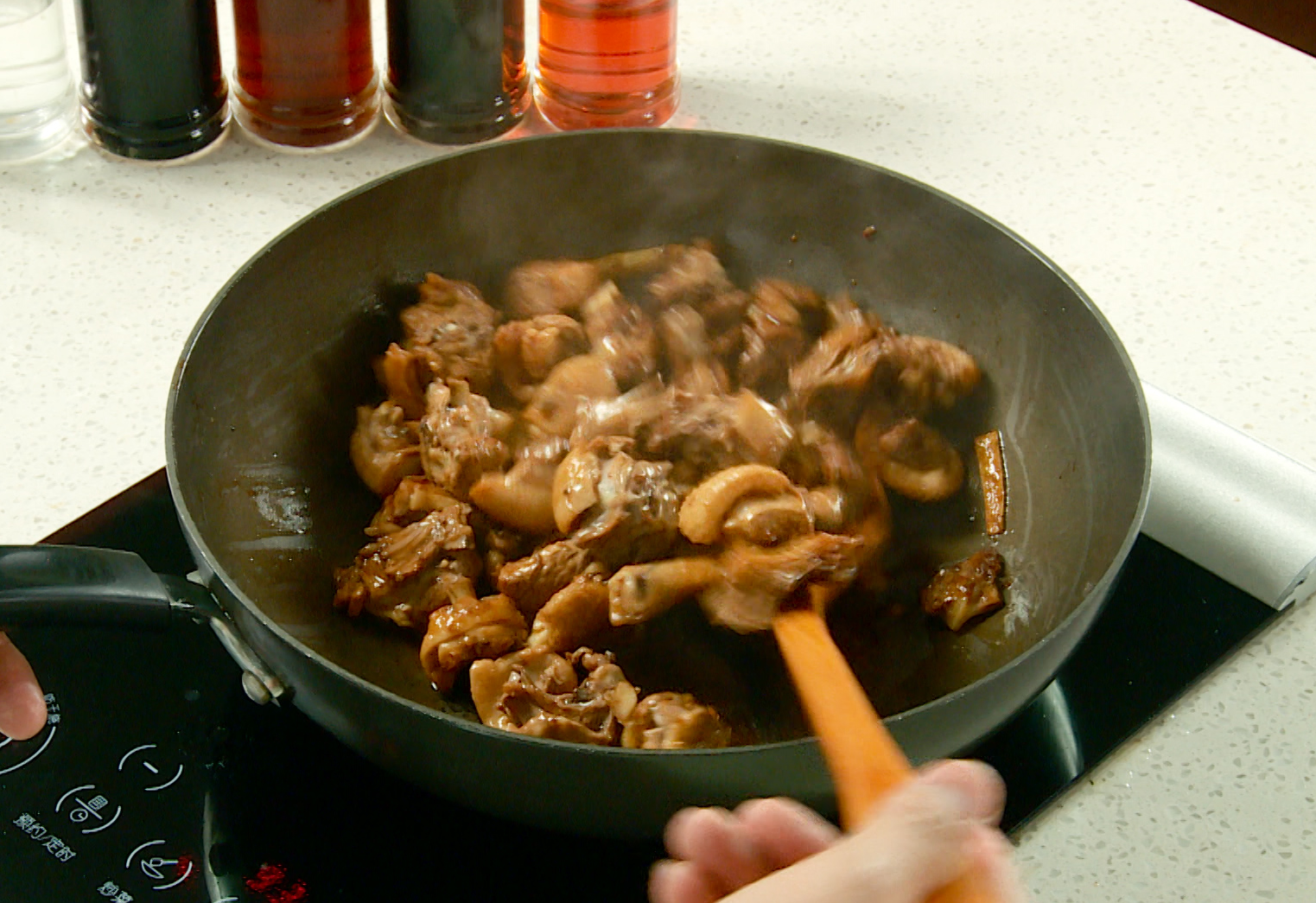 Add cooking wine and dark soy sauce to coat duck pieces for color.