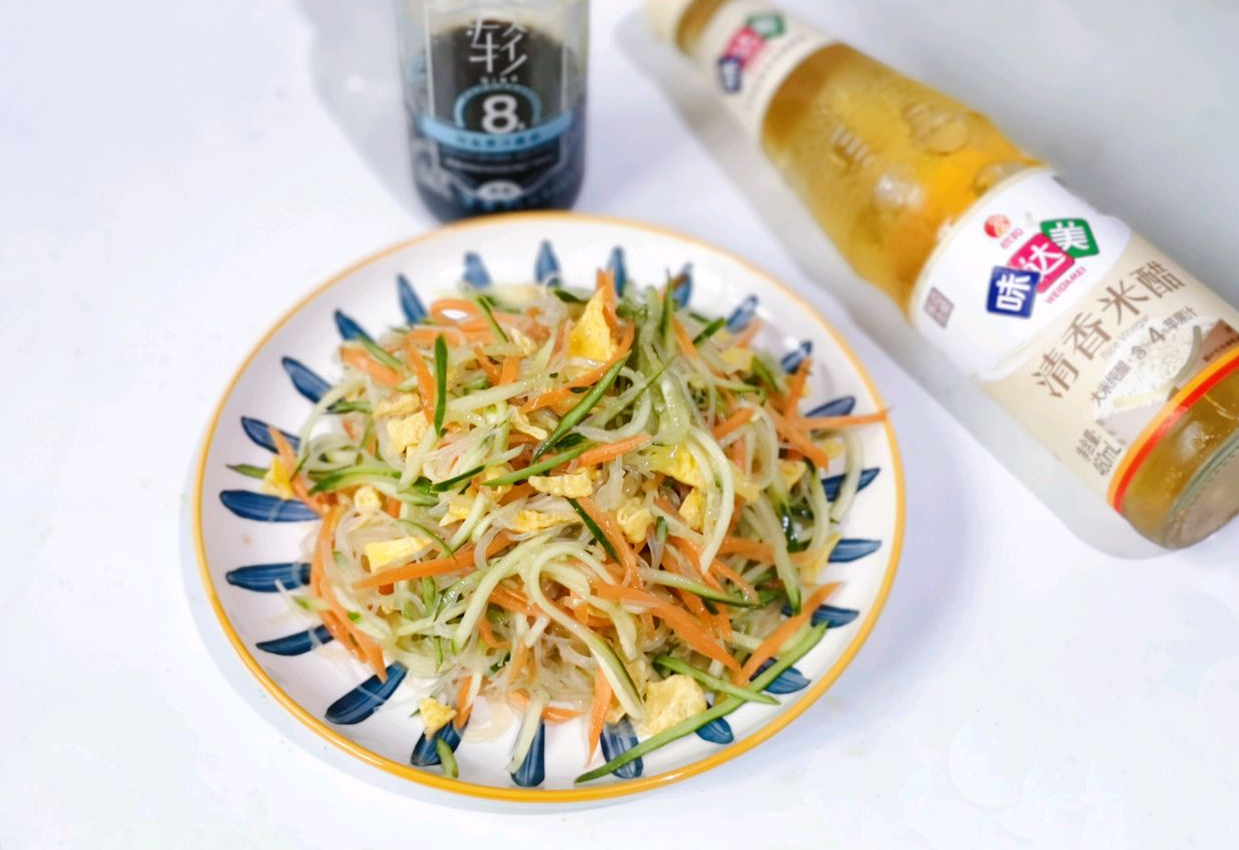 Instructions for making a salad with salt and sesame oil; customize to taste with seasonings.