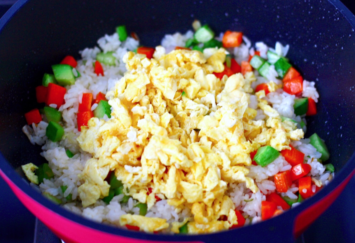 Instruction to add cooked eggs to a dish.