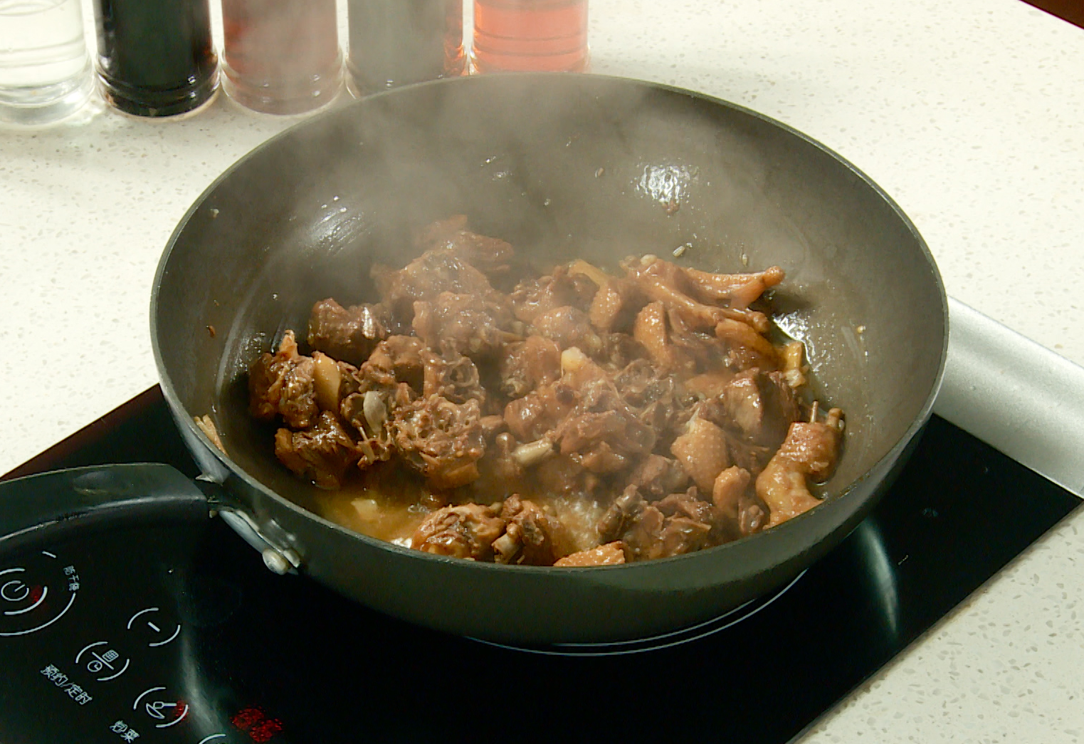 Simmer duck pieces in water with garlic for 35 minutes until sauce thickens.