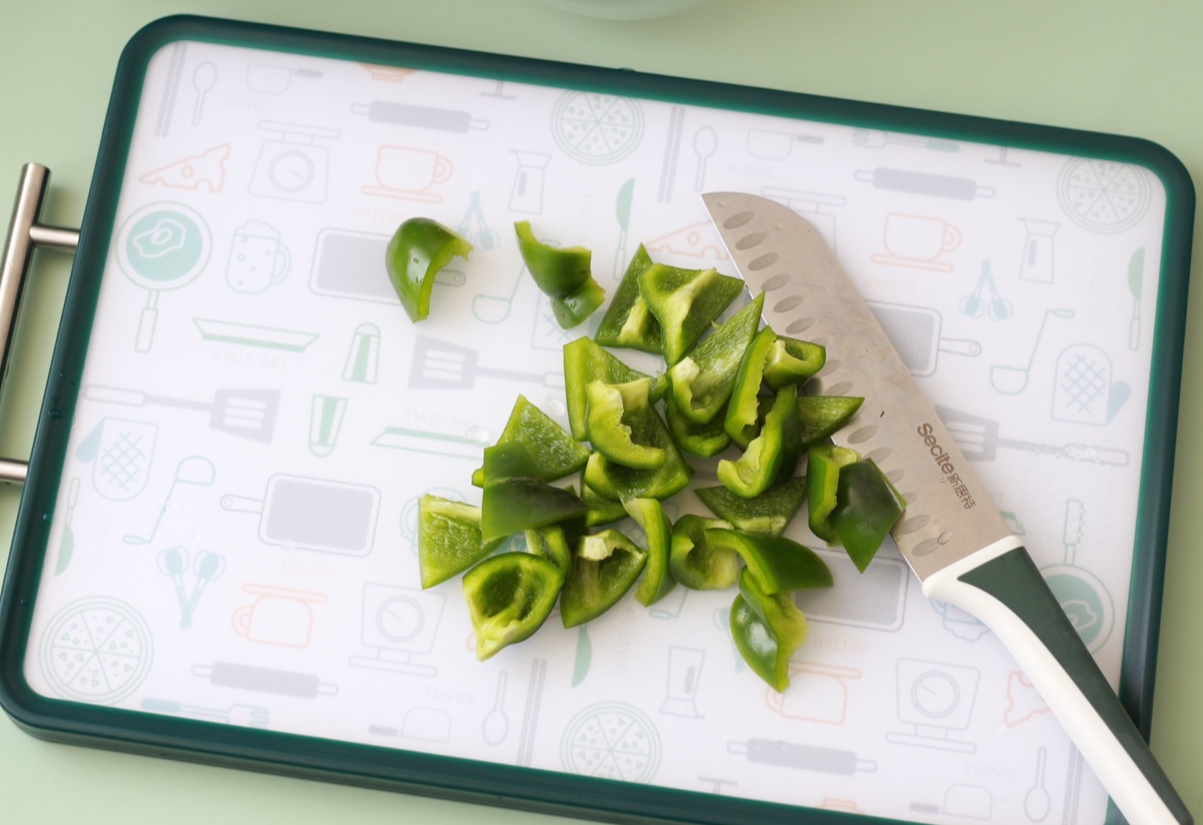 Chop 50g of green bell pepper into small pieces.