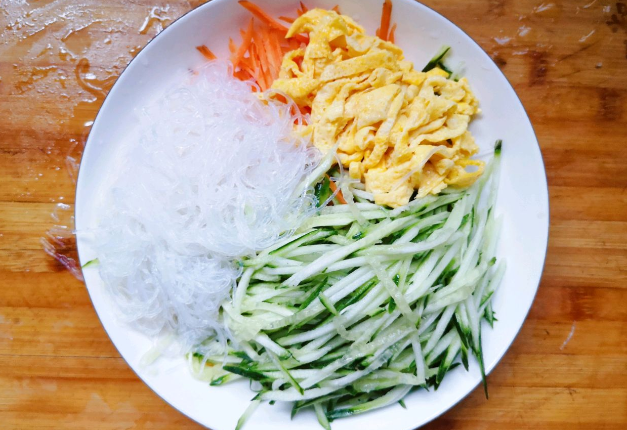 Cut egg and noodles, arrange on plate.