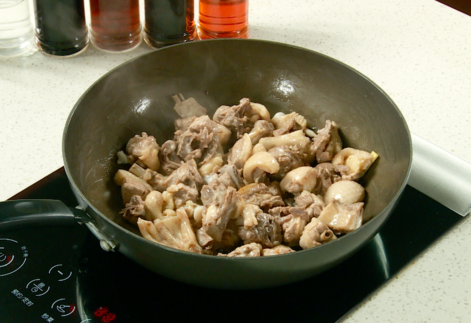 Recipe for stir-frying duck with ginger in a wok.