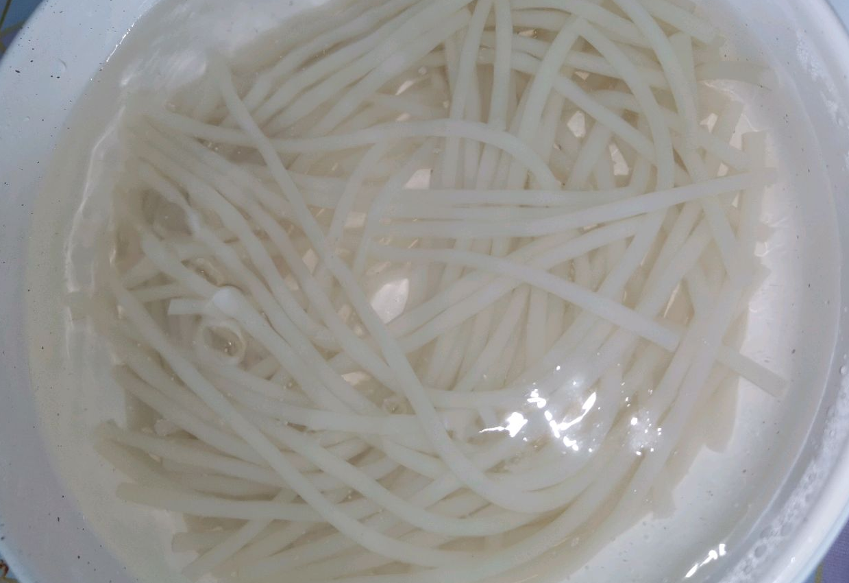 Cook soaked Xinjiang rice noodles in boiling water for 20 minutes.