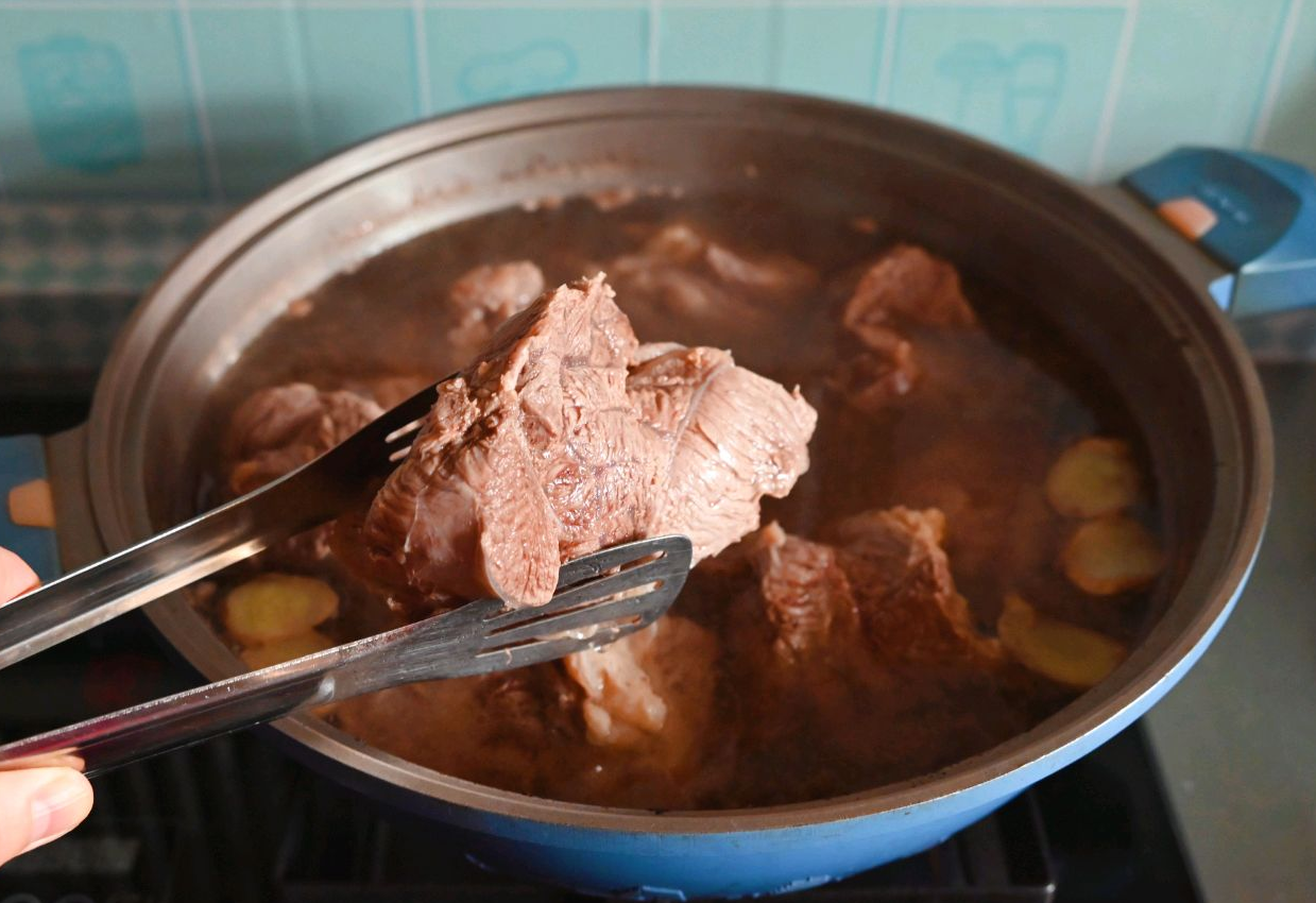 Boil beef shank with ginger and cooking wine for 10 mins until color changes.