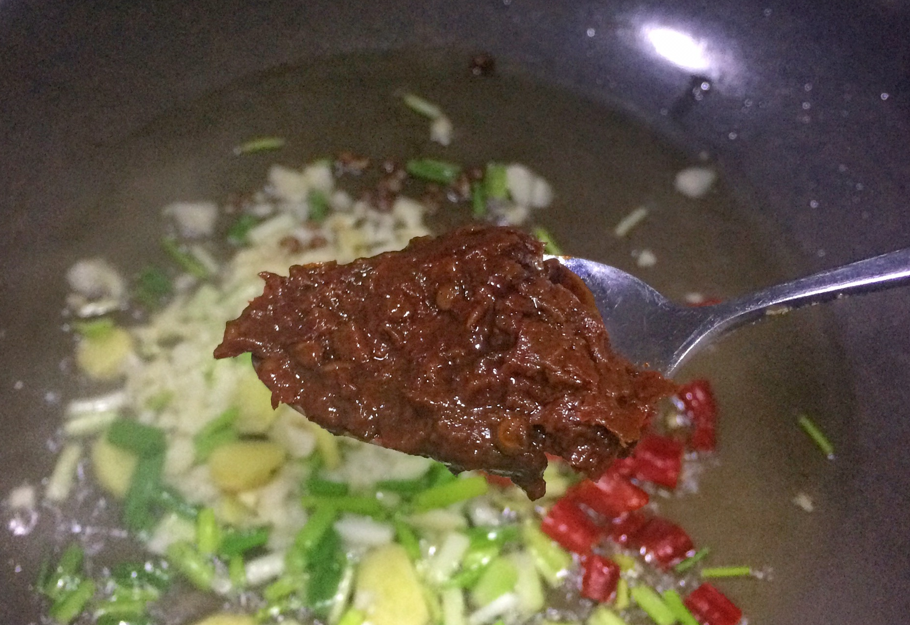 Add 30g Pixian bean paste, stir-fry over low heat until oil turns red.