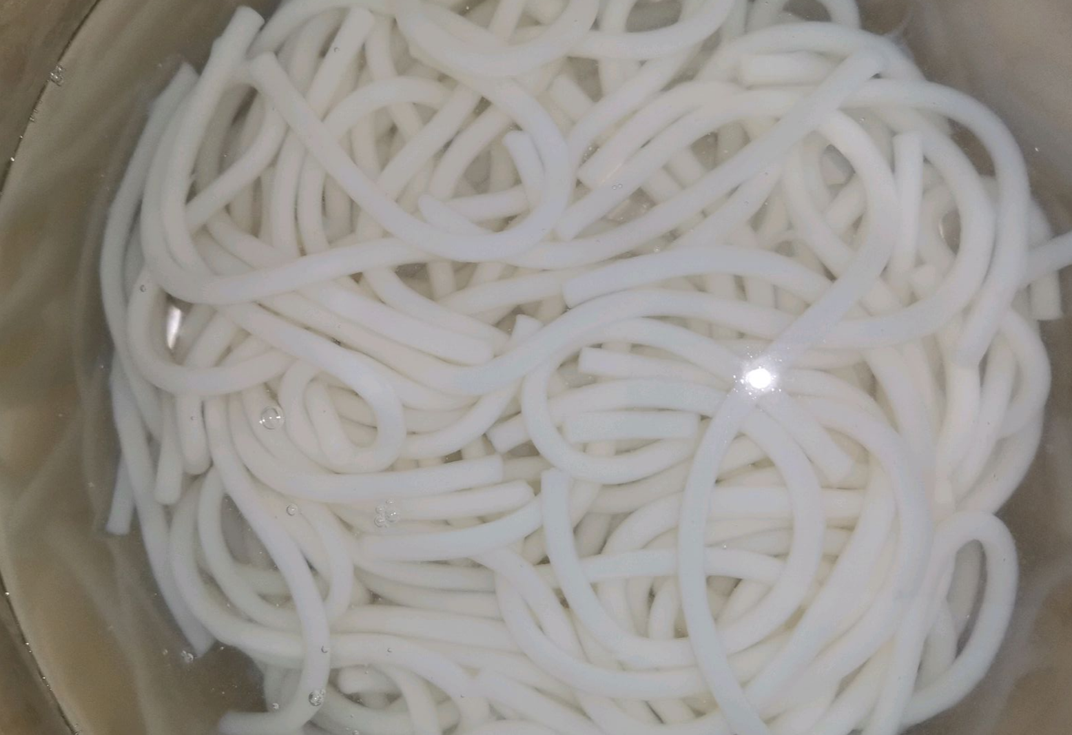 Tip: Transfer cooked noodles to cold water to maintain chewy texture.